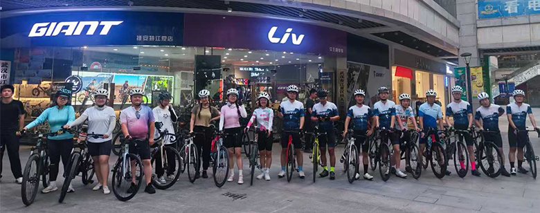 GIANT捷安特武汉江夏店骑友在实体门店前合影
